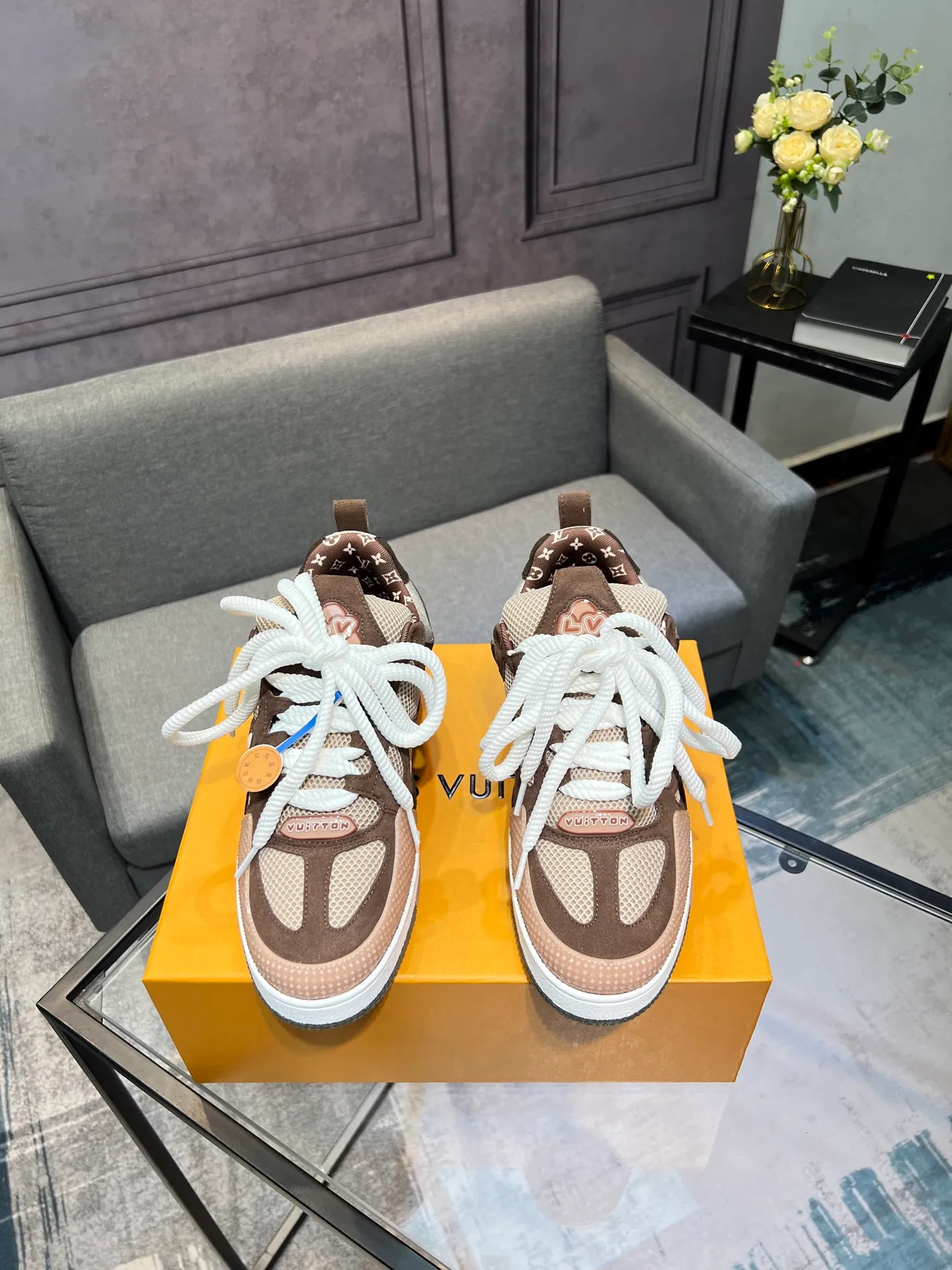Men's men's shoes💰800 LV top version new style purchasing quality LV~Louis Vuitton LV TRAINER's best-looking sneakers, donkey brand strongly promotes new products, official website limited edition retro basketball sneakers! Both high-top and low-top models spent money to purchase 1:1 accurate reproductions of the originals. The details are invincible and full of sincerity. The imported custom-made original cowhide leather is the same as the original package. The details are 100% restored. The private model customizes the original one-piece TPU outsole. It is different from other brands. Without the original version, this effect cannot be achieved!                Men's and women's models 35-40 39-45 (46 is custom-made and cannot be returned or exchanged)